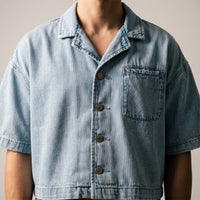 Gros plan de la chemise en jean crop femme original bleu clair : coupe, col et texture du tissu