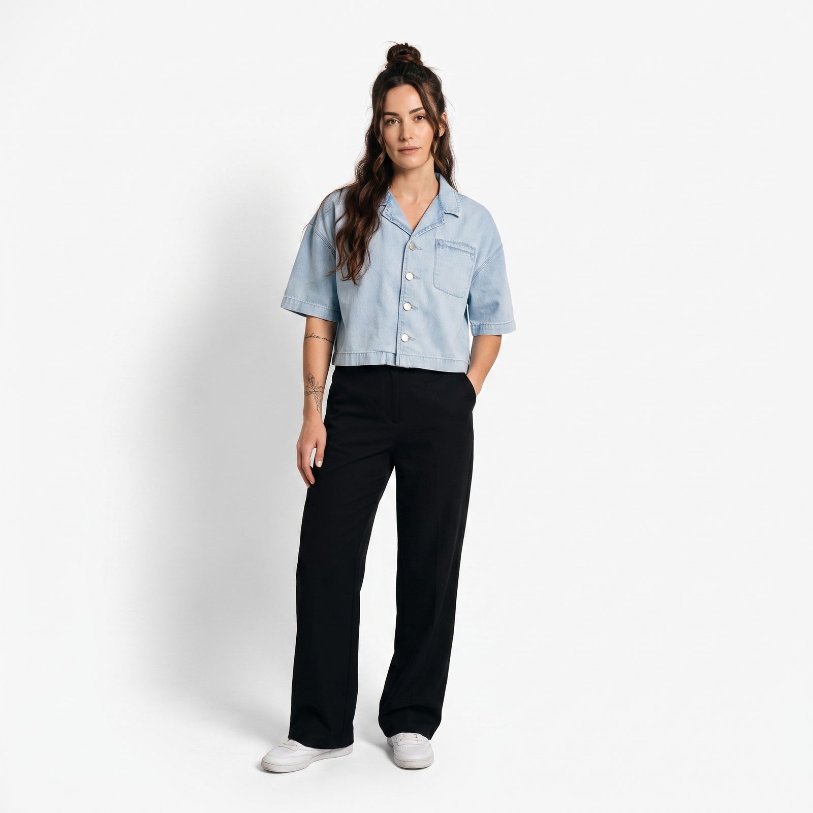 Femme portant la chemise en jean crop femme original bleu clair, photo studio fond blanc