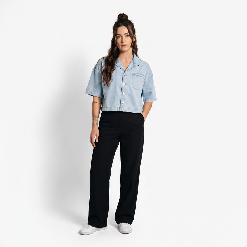 Femme portant la chemise en jean crop femme original bleu clair, photo studio fond blanc