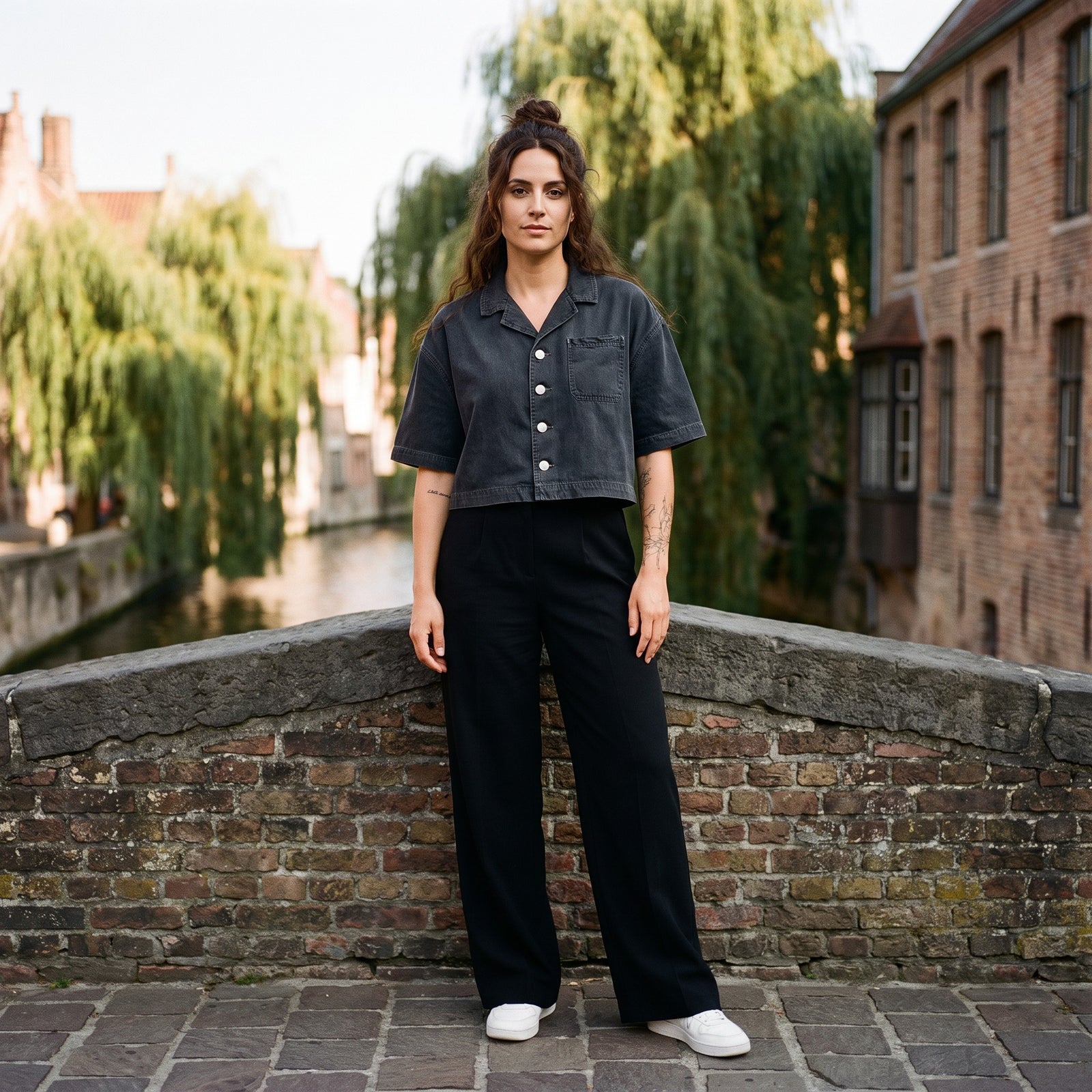Chemise en jean crop femme original noir portée en ville, look streetwear belge