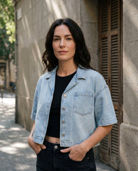 Chemise en jean crop femme CHT'M portée en ville — boxy délavée manches courtes