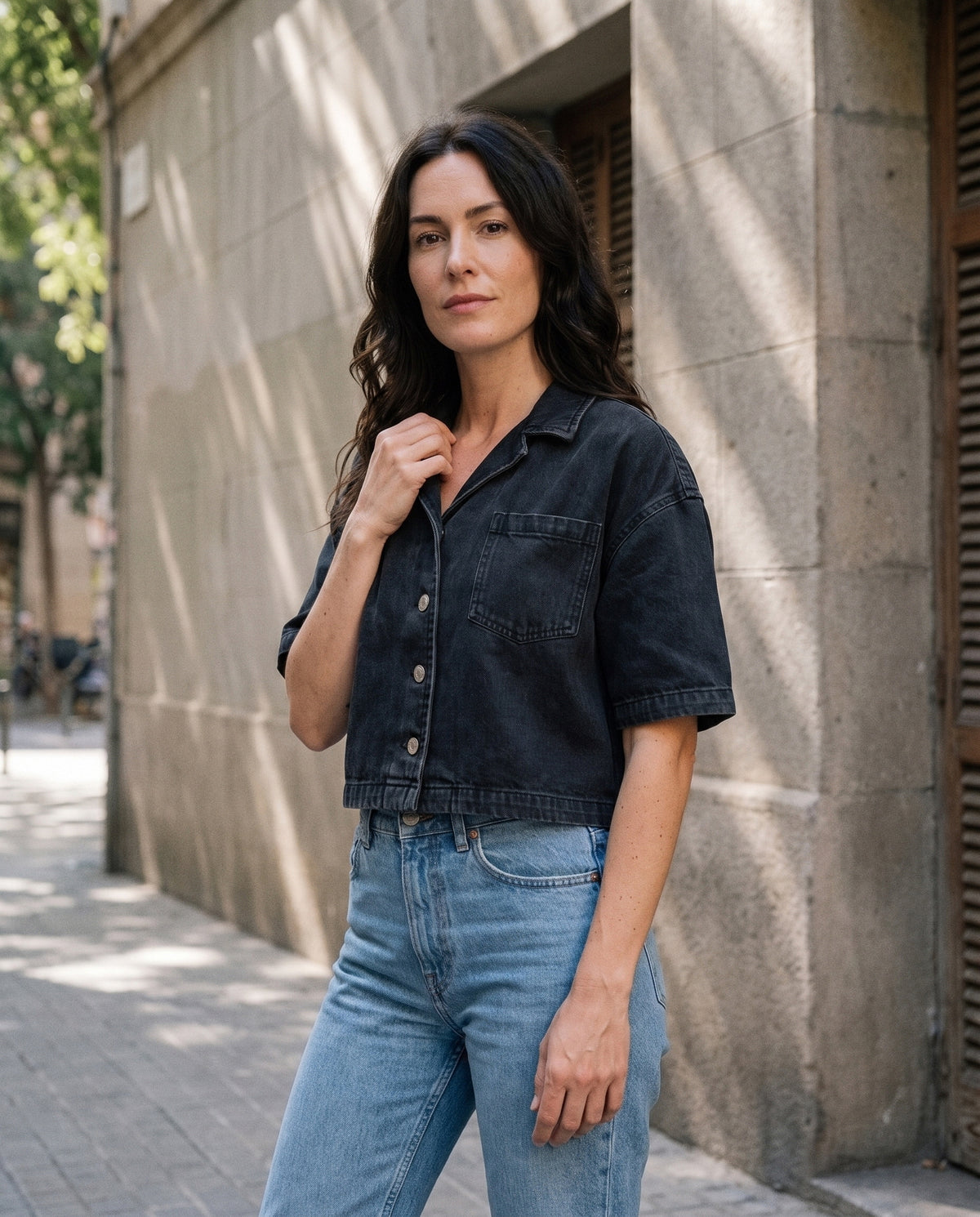 Chemise en jean crop femme noire CHT'M portée en ville — boxy délavée