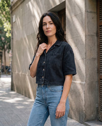 Chemise en jean crop femme noire CHT'M portée en ville — boxy délavée
