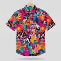 Chemise originale tropicale zèbre suspendue sur cintre en bois
