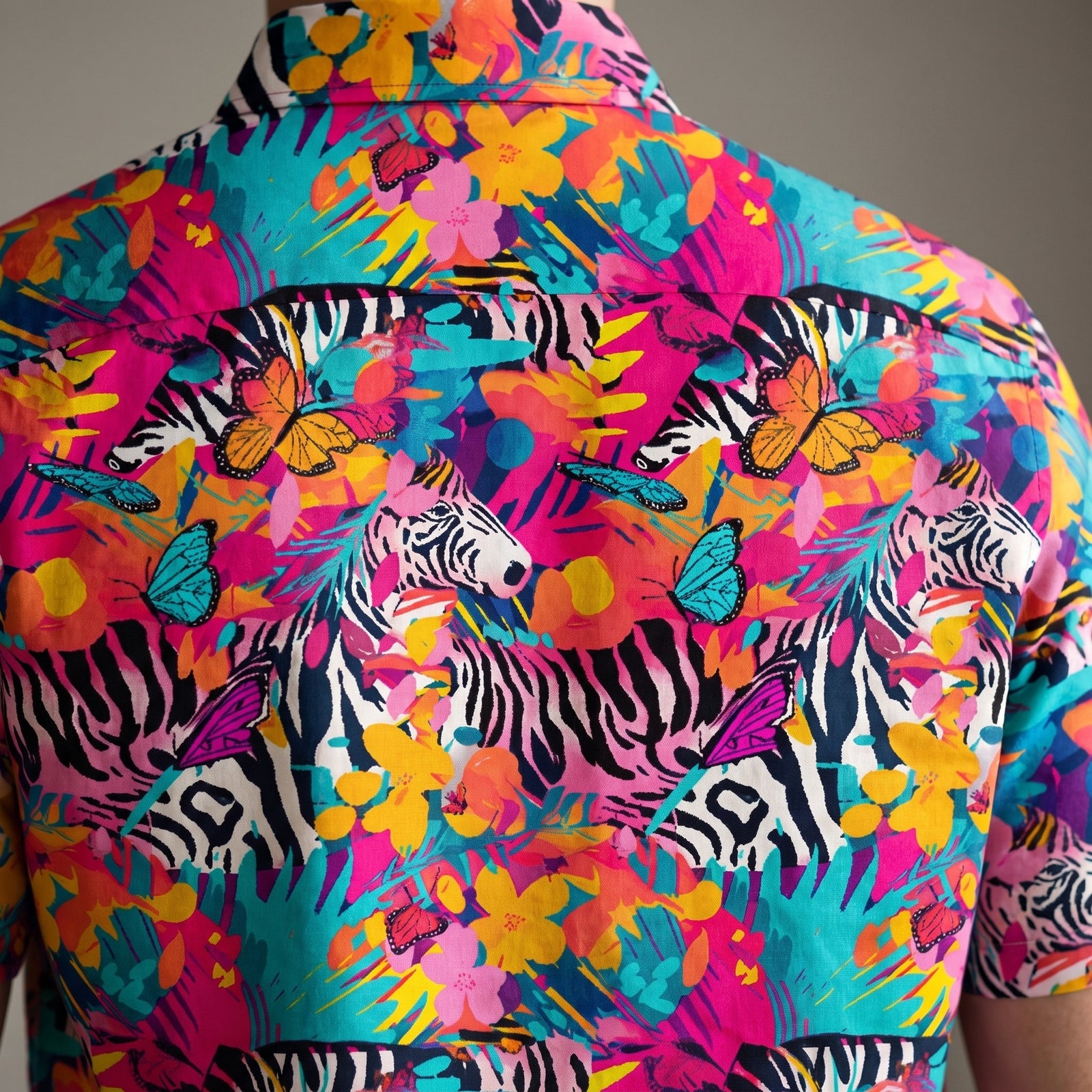 Gros plan du design tropical zèbre de la chemise originale, vue de dos