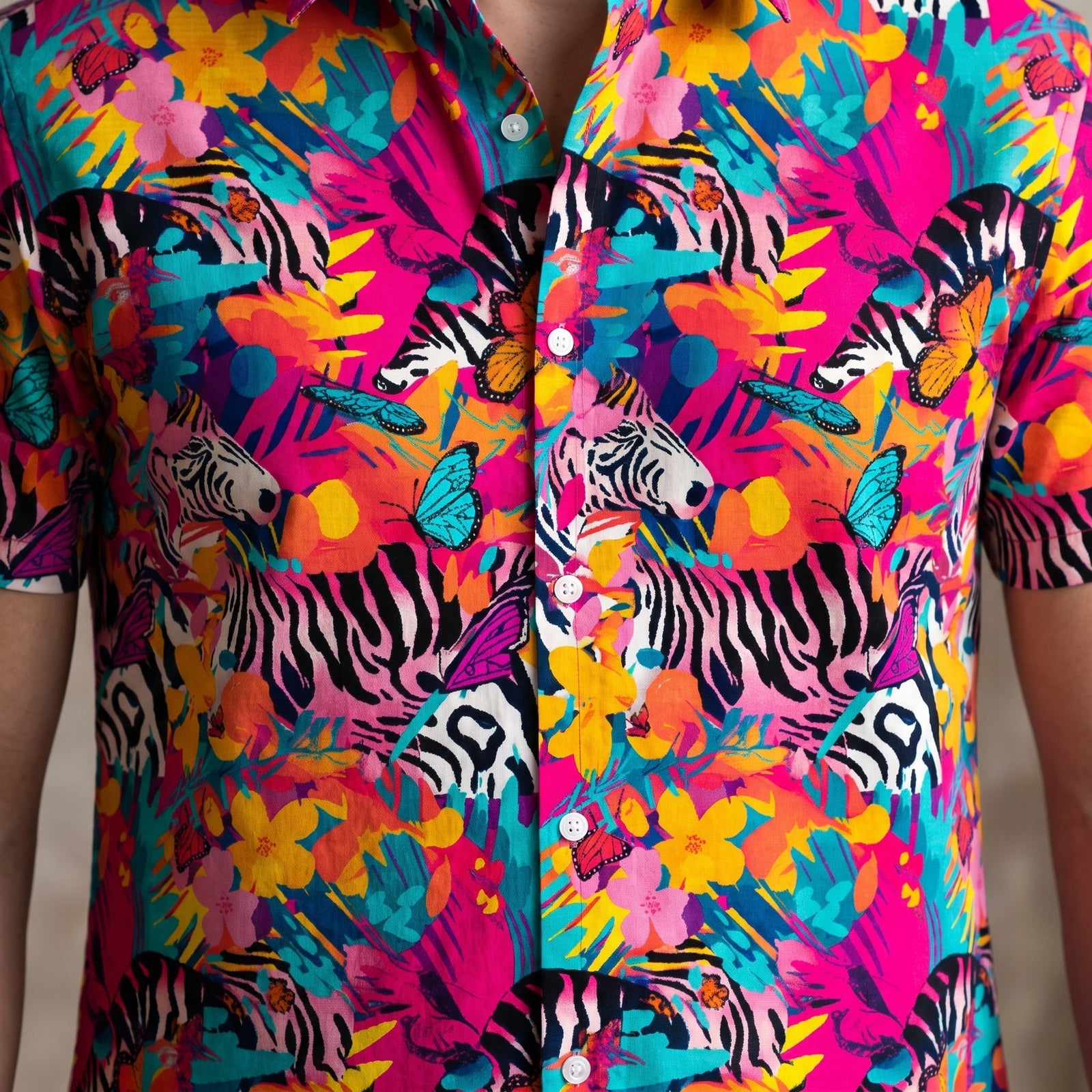 Gros plan du design tropical zèbre de la chemise originale, vue de face
