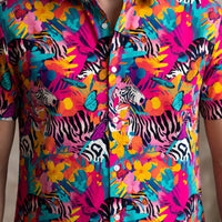 Gros plan du design tropical zèbre de la chemise originale, vue de face