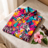 Chemise originale tropicale zèbre pliée avec lunettes de soleil et fleur d'hibiscus