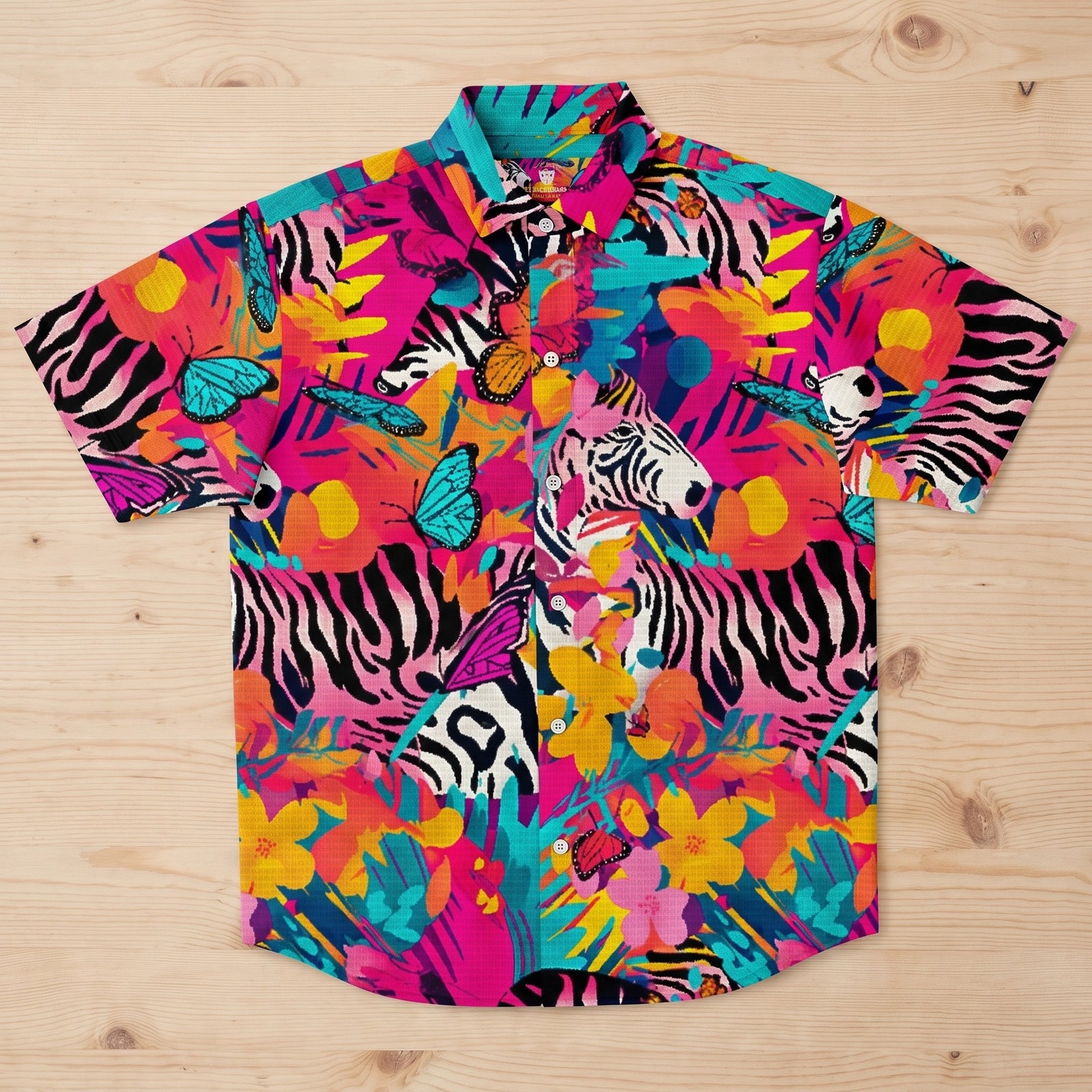 Chemise originale tropicale zèbre à plat sur fond bois clair