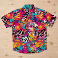 Chemise originale tropicale zèbre à plat sur fond bois clair