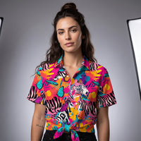 Femme portant la chemise originale tropicale zèbre en studio, photo produit CHT'M