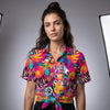 Femme portant la chemise originale tropicale zèbre en studio, photo produit CHT'M