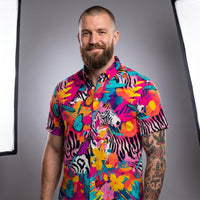 Homme portant la chemise originale tropicale zèbre en studio, photo produit CHT'M