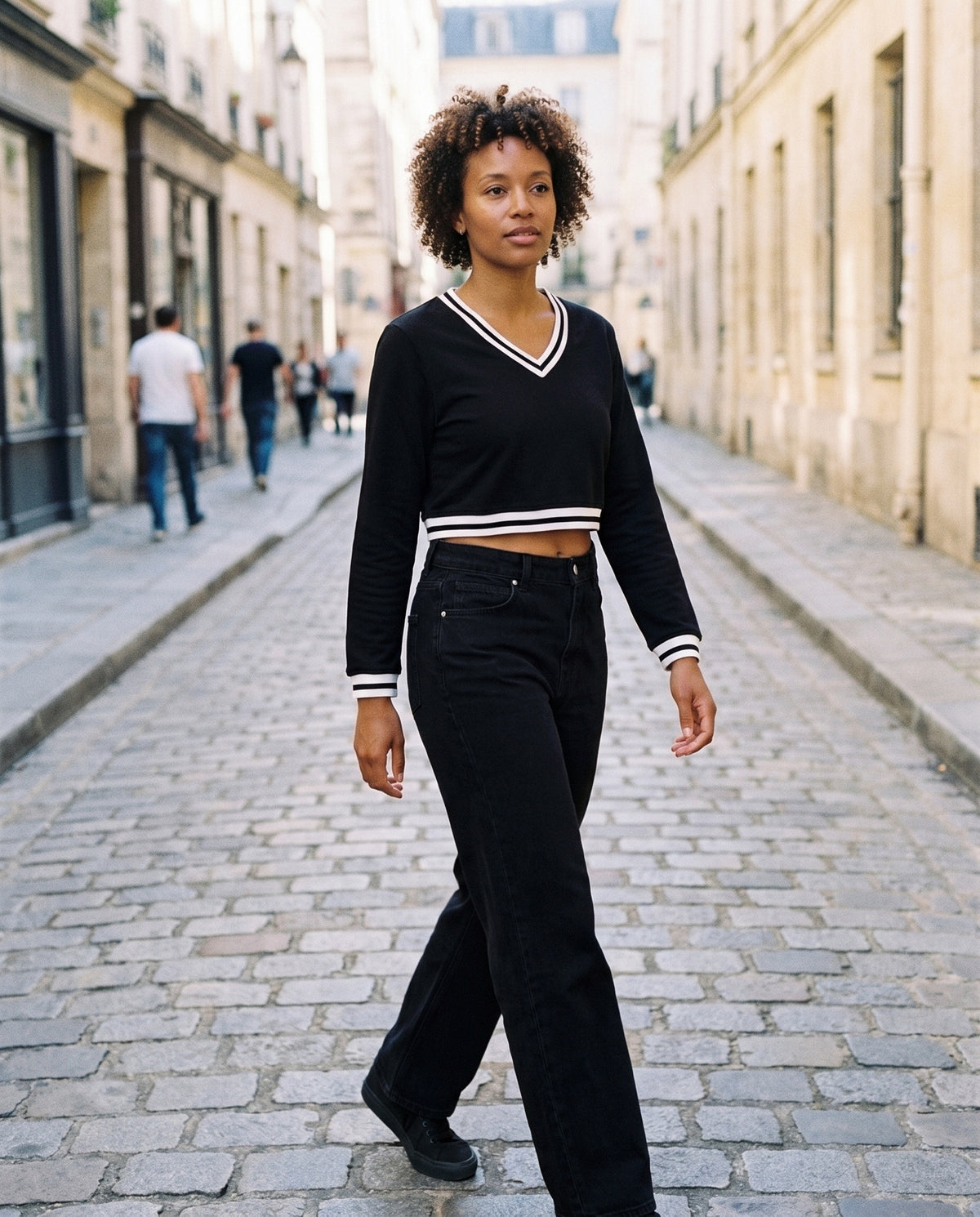 Crop top col V femme noir rayures preppy CHT'M porté en ville