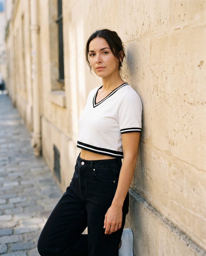 Crop top col V femme rayures preppy CHT'M porté en ville — bords contrastés