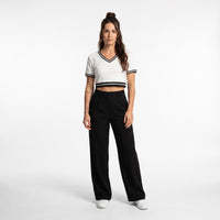 Femme portant le crop top col v original femme blanc, photo studio fond blanc