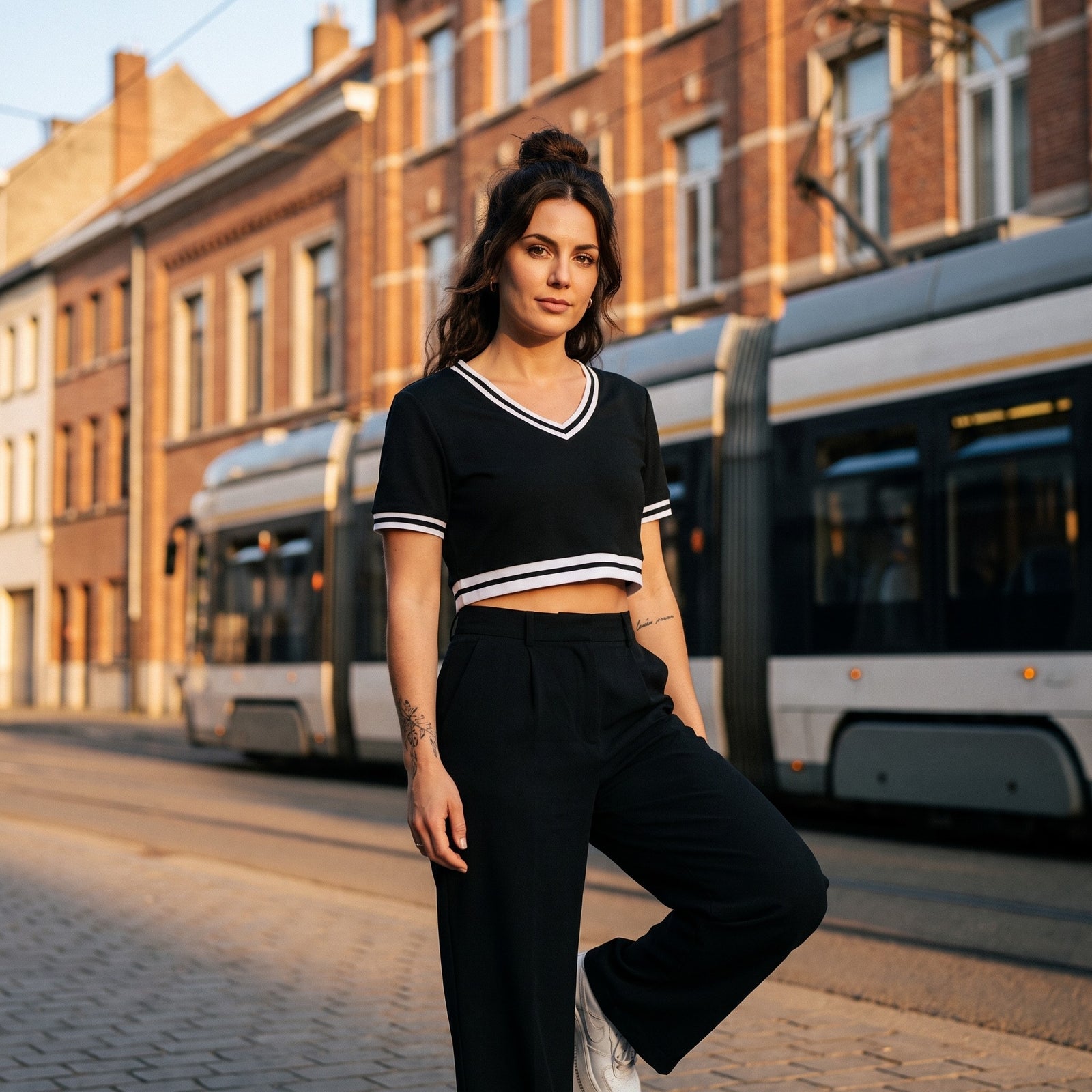 Crop top col v original femme noir porté en ville, look streetwear belge
