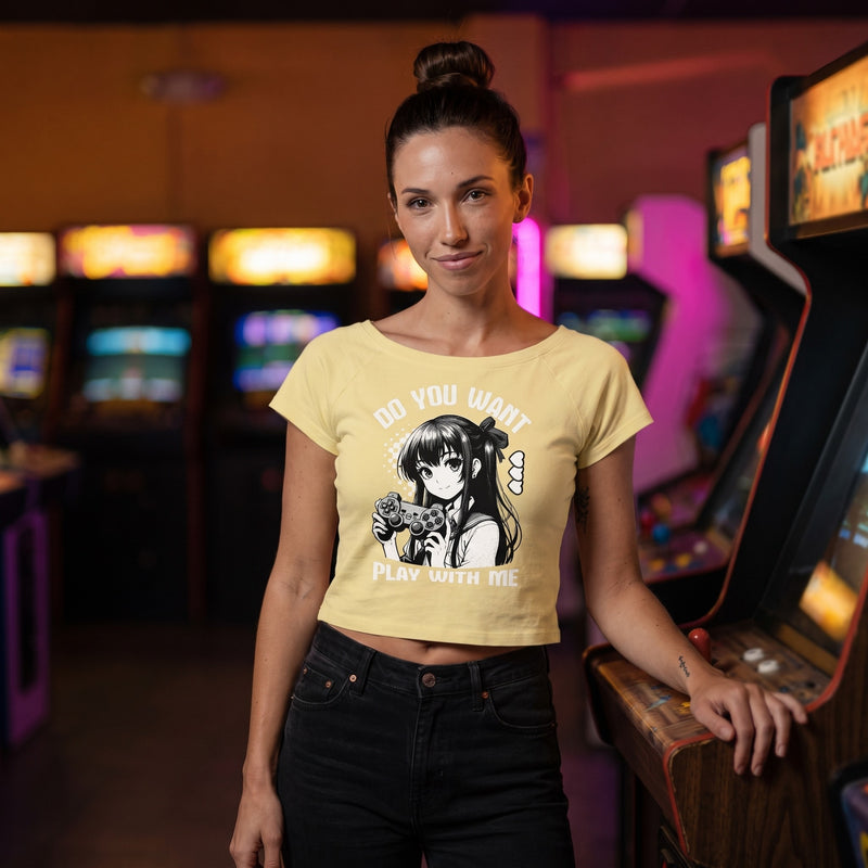 Crop top femme anime Gamer Girl jaune, imprimé manga noir et blanc Play With Me, porté dans une salle d'arcade rétro