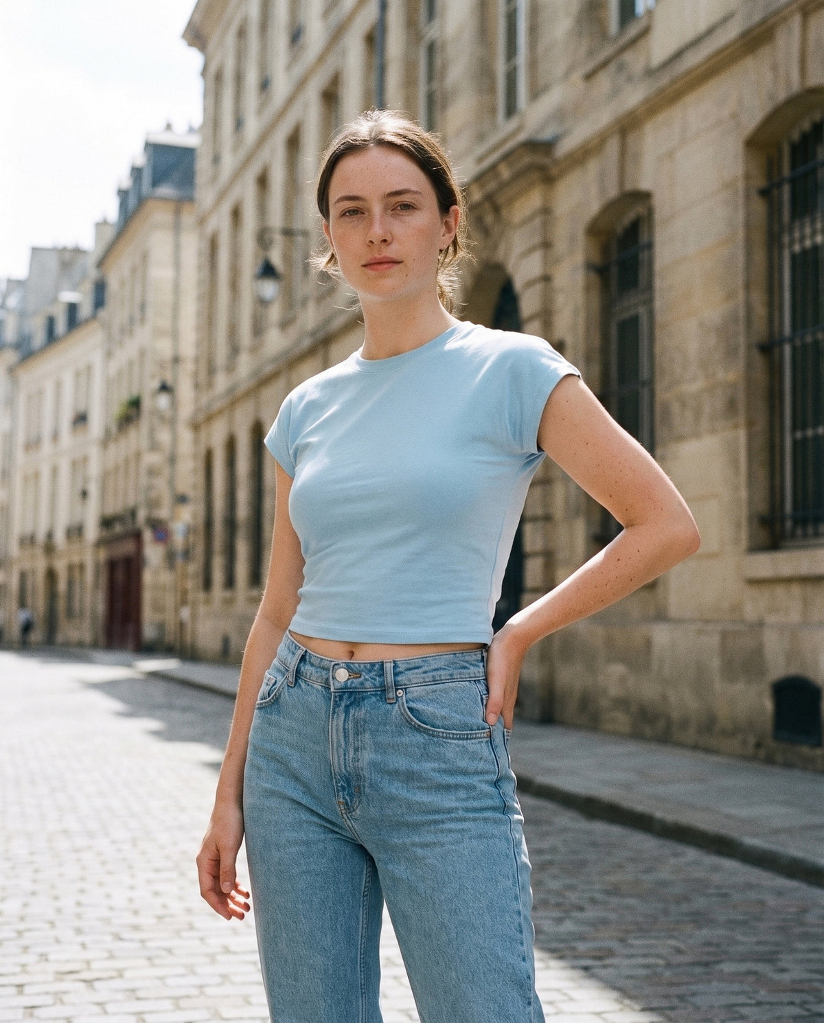 Crop top t-shirt femme bleu clair slim CHT'M porté en ville