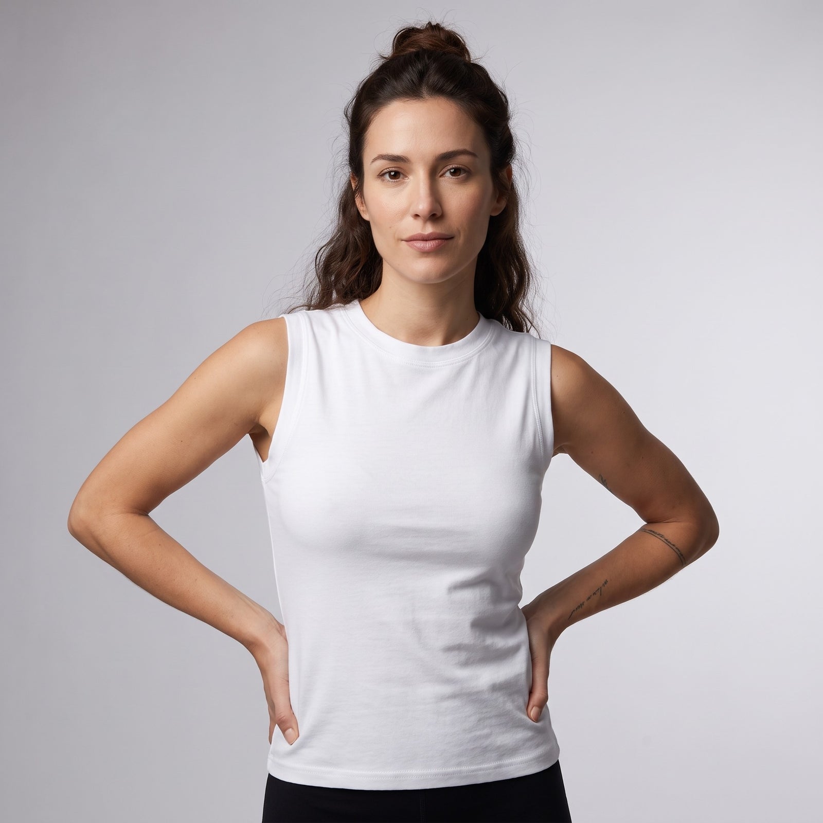 Débardeur original femme col rond blanc porté par une mannequin CHT'M