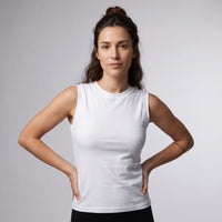 Débardeur original femme col rond blanc porté par une mannequin CHT'M