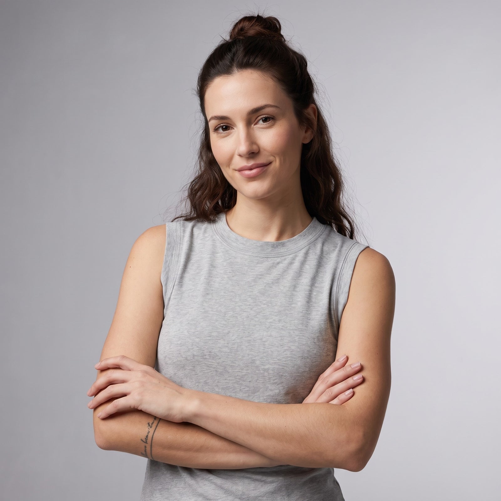 Débardeur original femme col rond gris chiné porté par une mannequin CHT'M