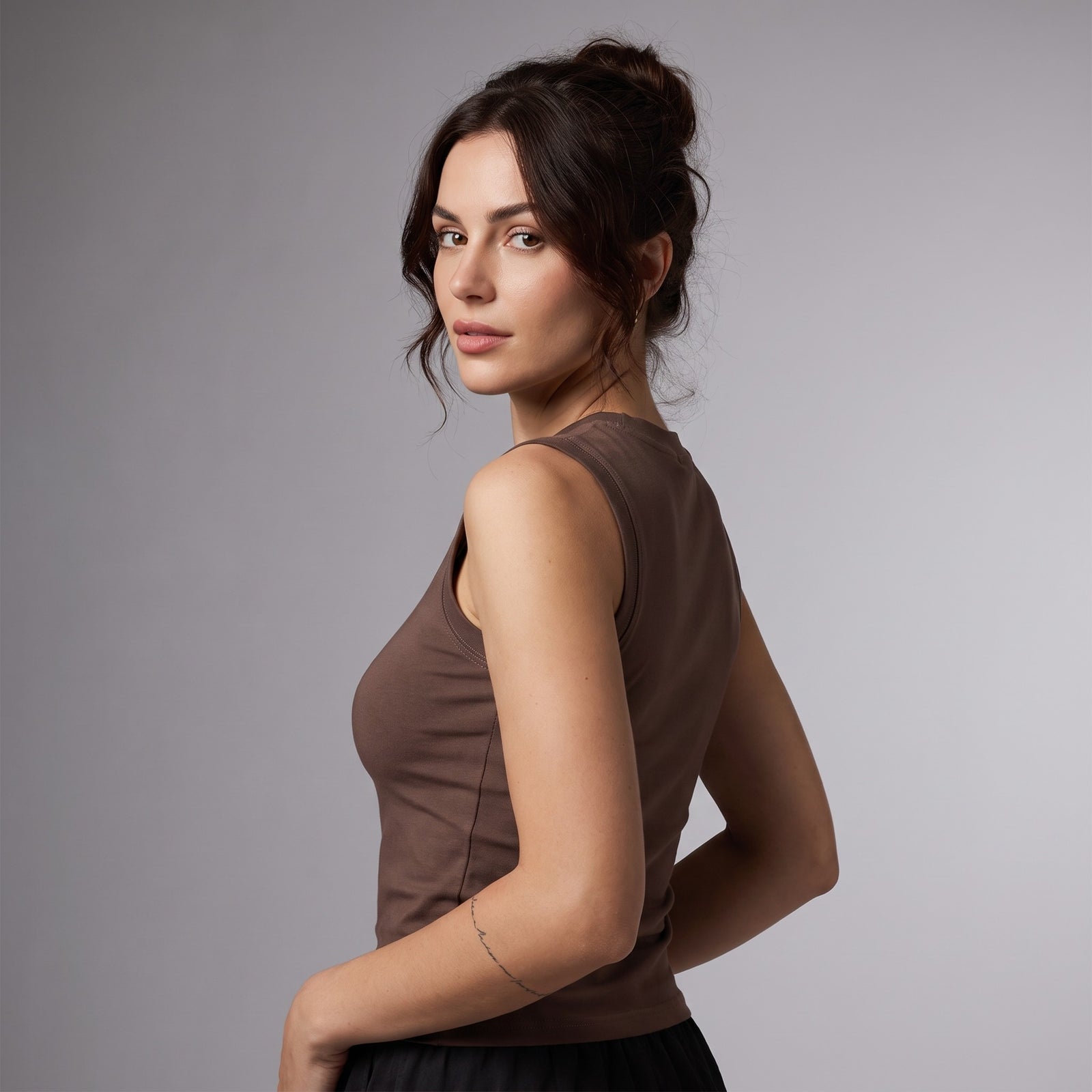 Débardeur original femme col rond marron café porté par une mannequin CHT'M