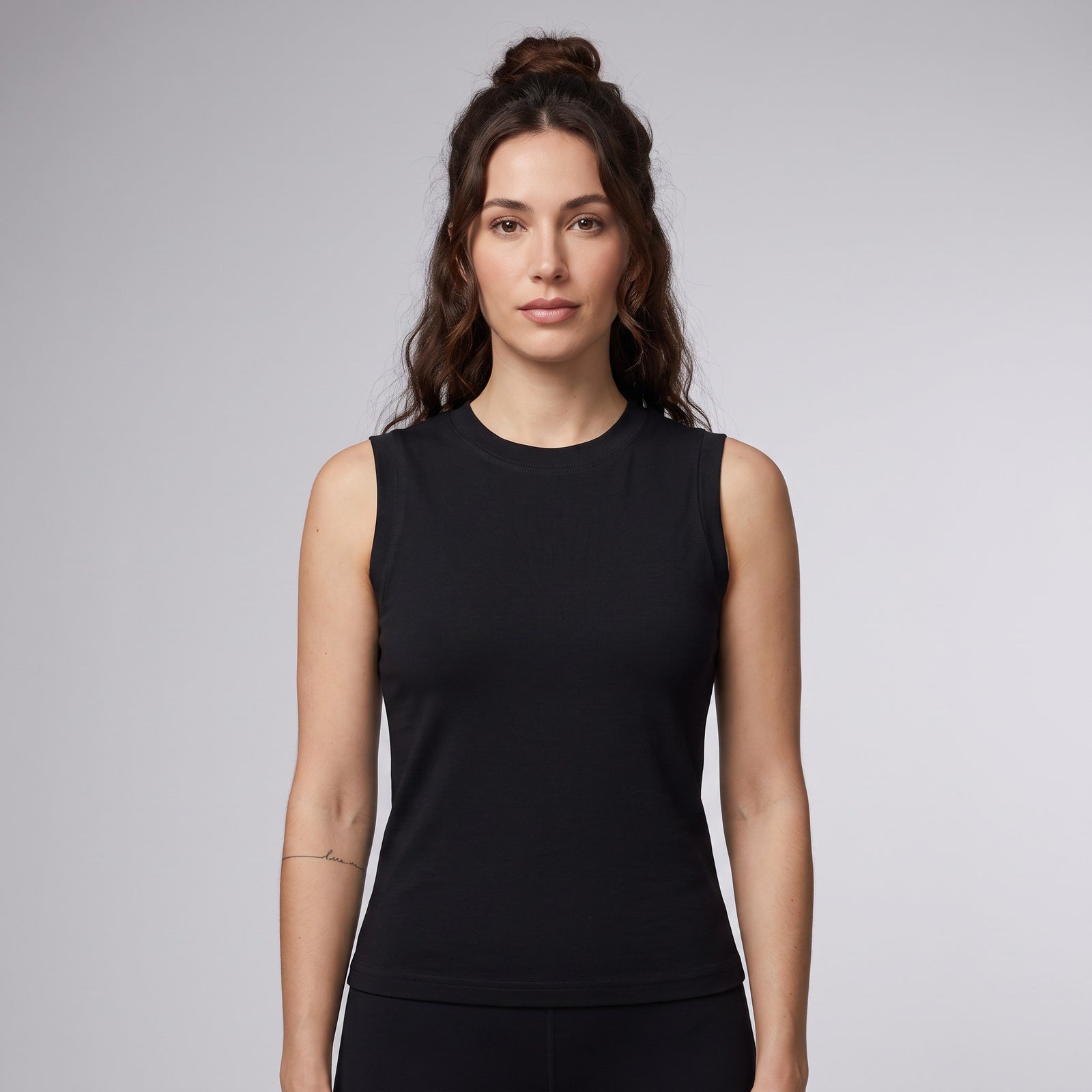 Débardeur original femme col rond noir porté par une mannequin CHT'M