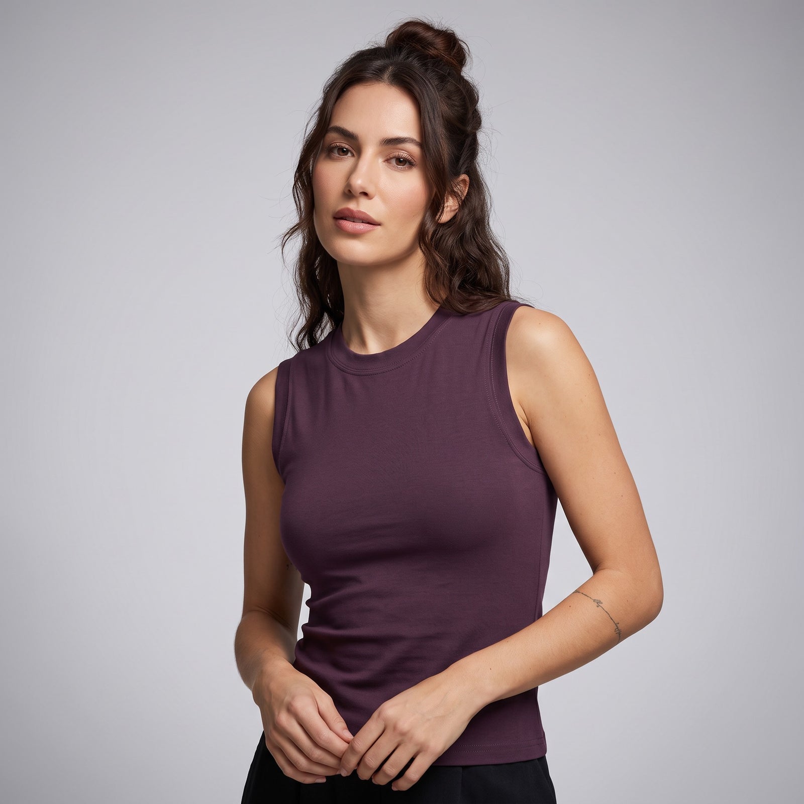 Débardeur original femme col rond prune porté par une mannequin CHT'M