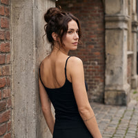 Femme portant le débardeur dos nu original CHT'M noir, ambiance streetwear urbaine