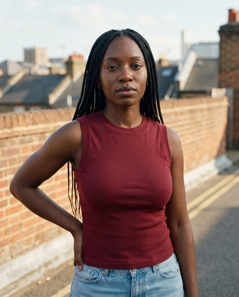 Débardeur femme col rond CHT'M porté en ville — coton stretch 230 g