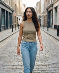 Débardeur femme col rond kaki CHT'M porté en ville — coton stretch 230 g