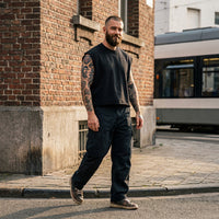 Homme portant le débardeur oversize original CHT'M Boutique en rue