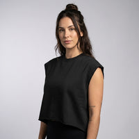 Femme portant le débardeur oversize original CHT'M Boutique en studio