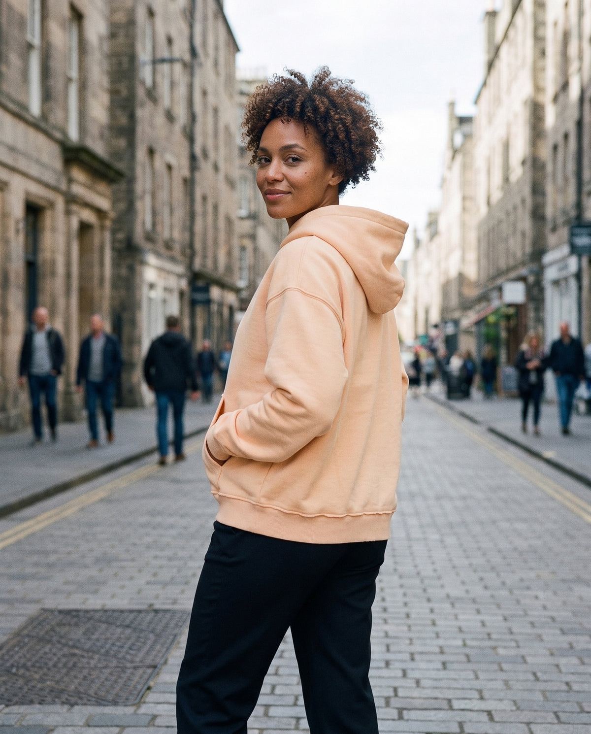 Hoodie boxy bord brut abricot clair CHT'M porté en ville — streetwear belge
