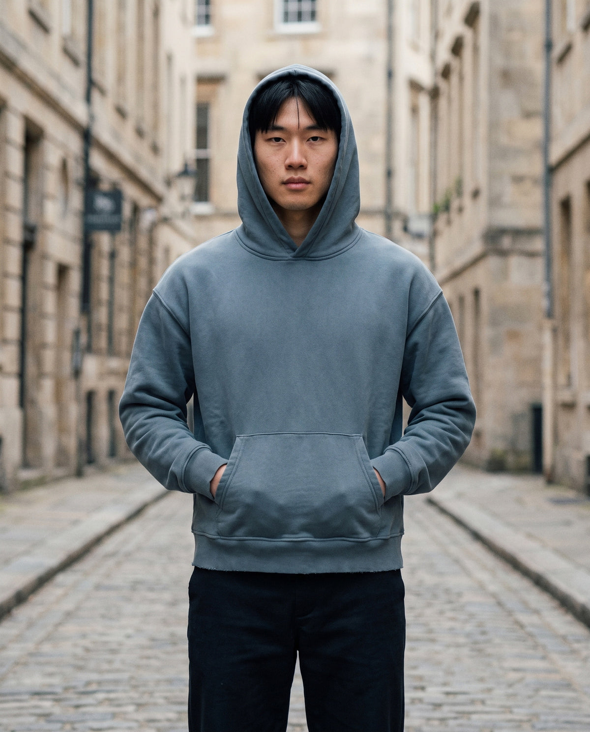 Hoodie boxy bord brut bleu gris CHT'M porté en ville — streetwear belge