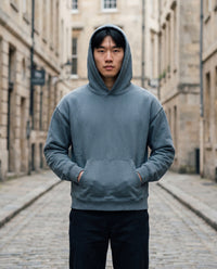 Hoodie boxy bord brut bleu gris CHT'M porté en ville — streetwear belge