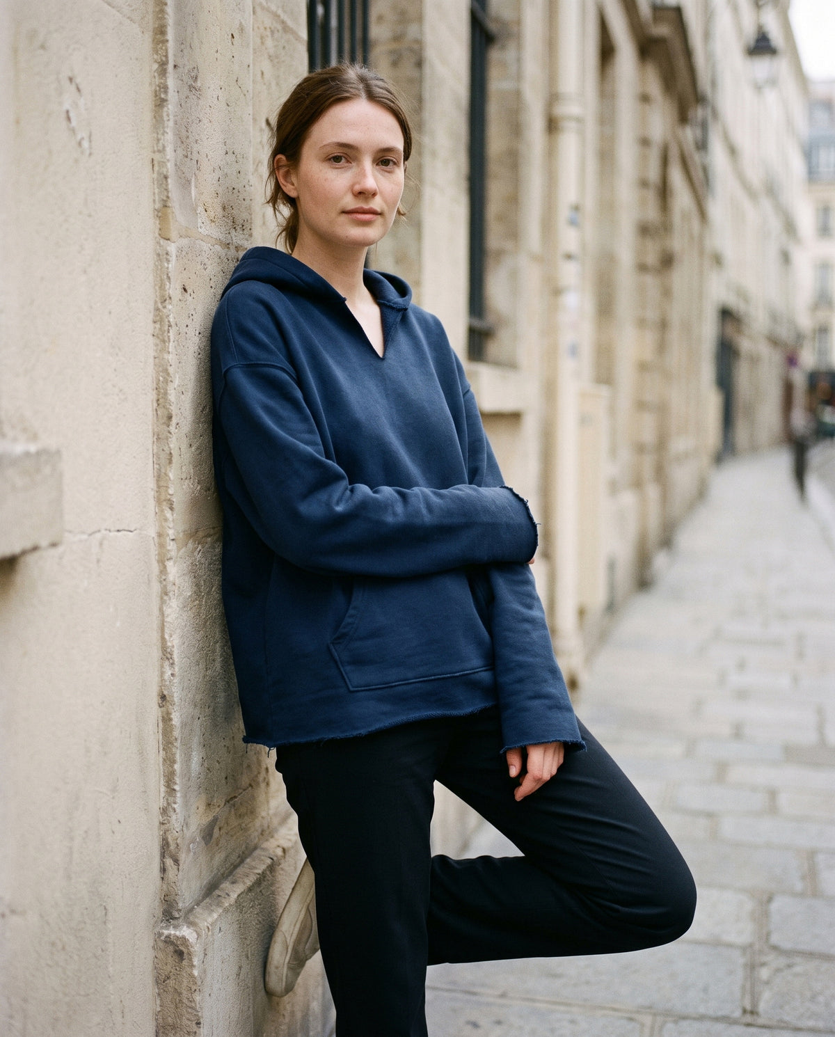 Hoodie boxy bord brut bleu marine CHT'M porté en ville — streetwear belge