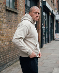 Hoodie boxy bord brut gris avoine chiné CHT'M porté en ville — streetwear belge