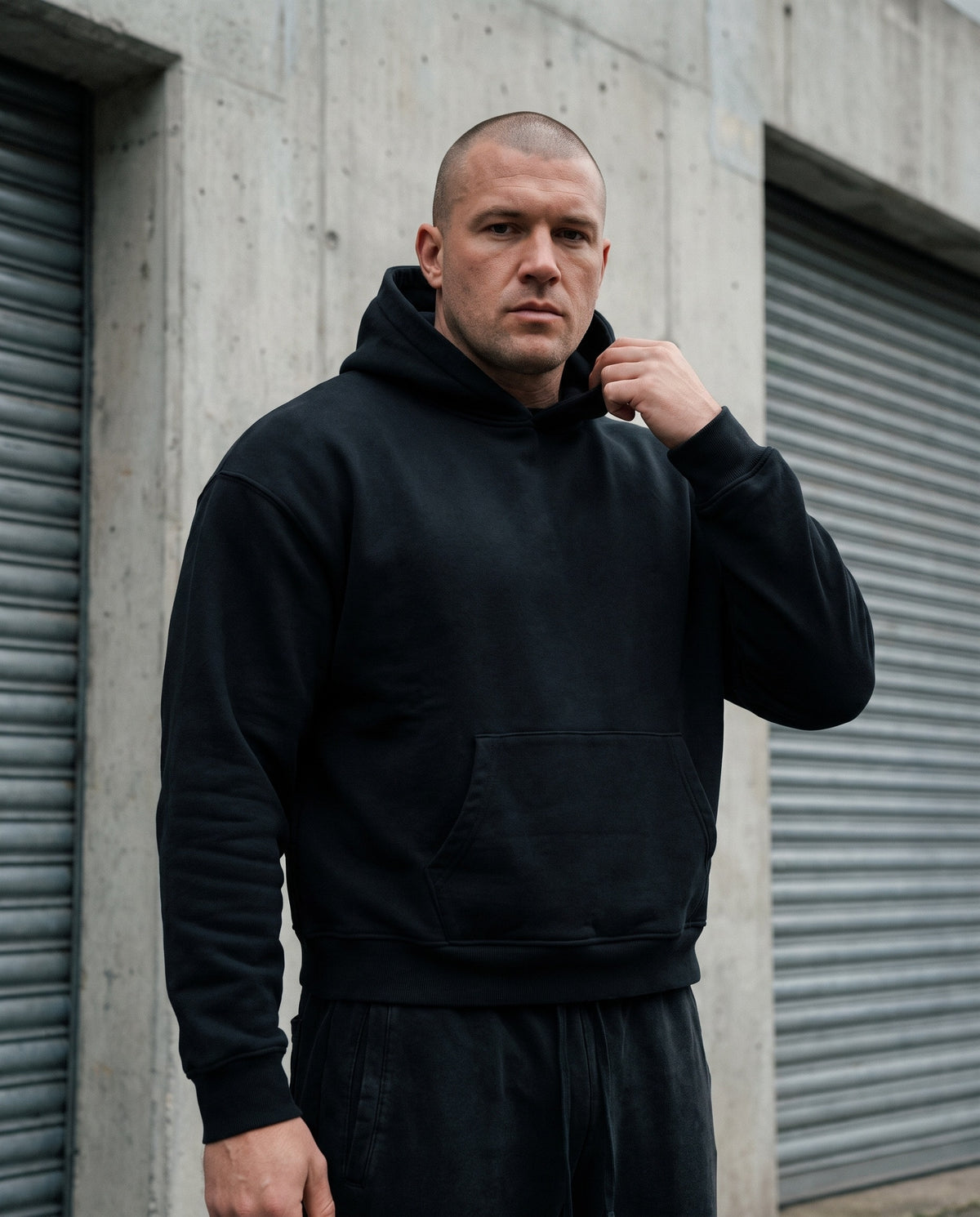 Hoodie boxy bord brut noir CHT'M porté en ville — streetwear belge unisexe