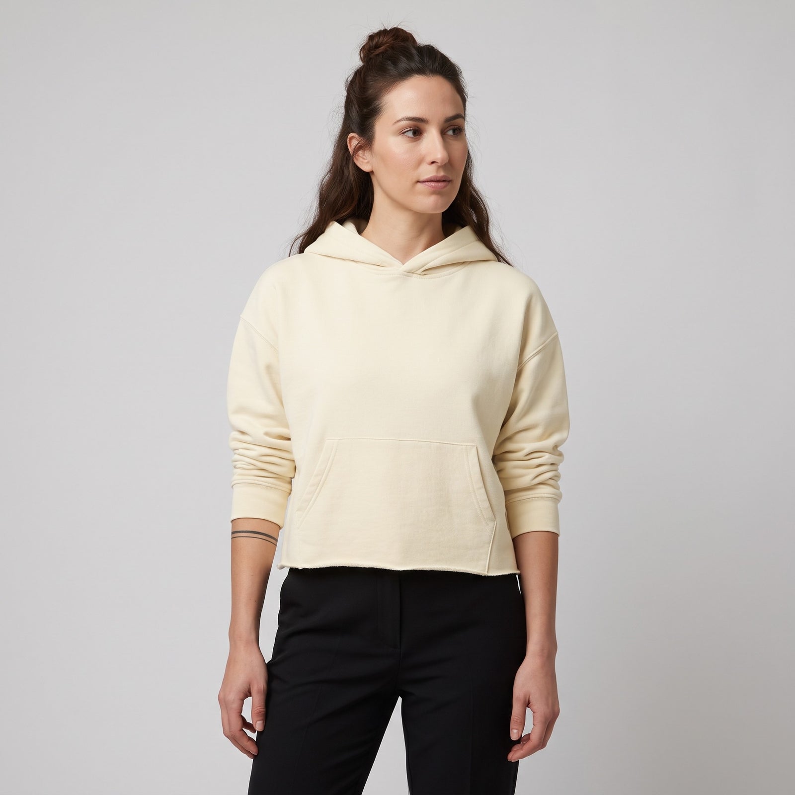 Hoodie boxy original bord brut abricot clair porté par une mannequin CHT'M