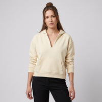 Hoodie boxy original bord brut abricot clair à encolure fendue en V porté par une mannequin CHT'M
