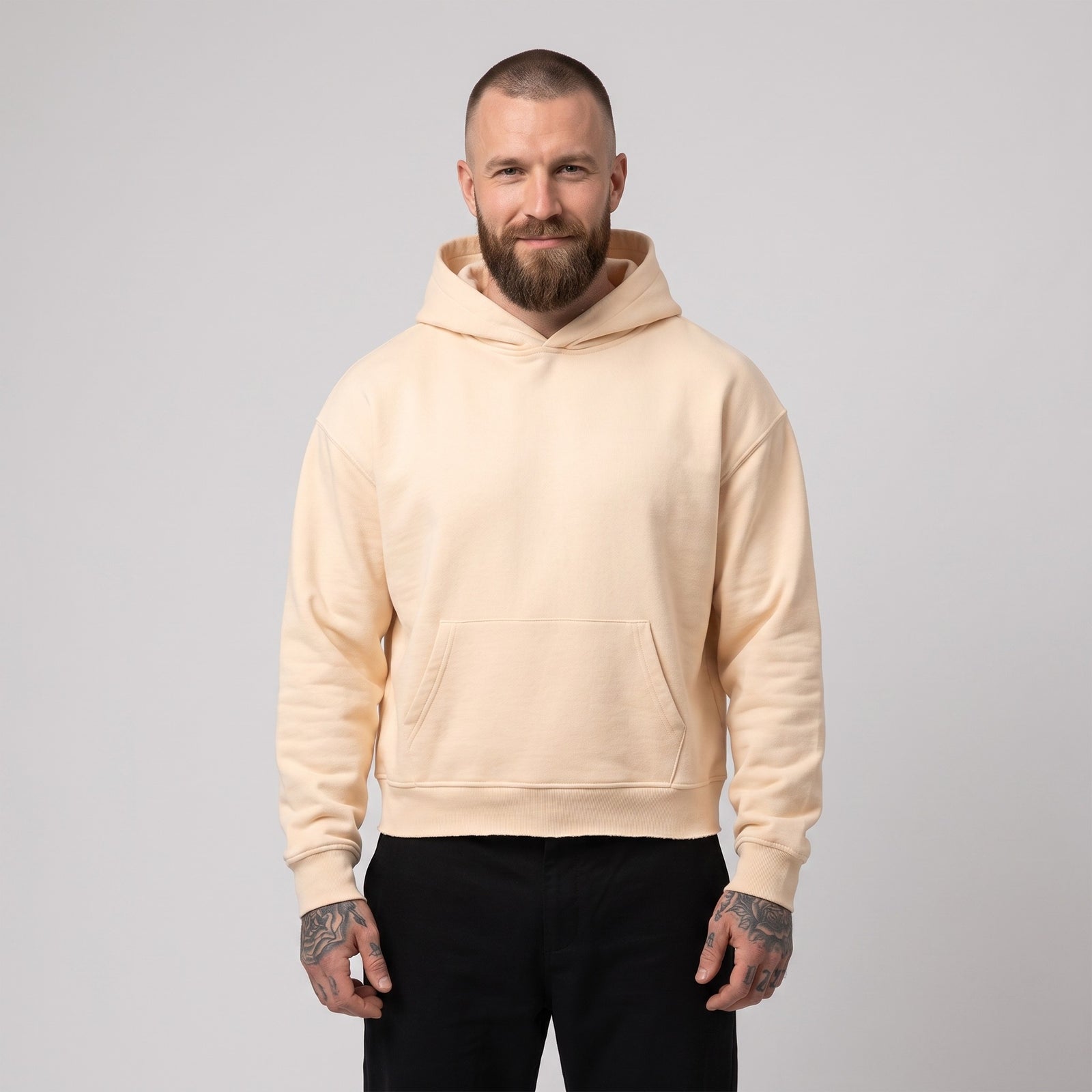 Hoodie boxy original bord brut abricot clair porté par un mannequin CHT'M