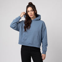 Hoodie boxy original bord brut bleu gris porté par une mannequin CHT'M