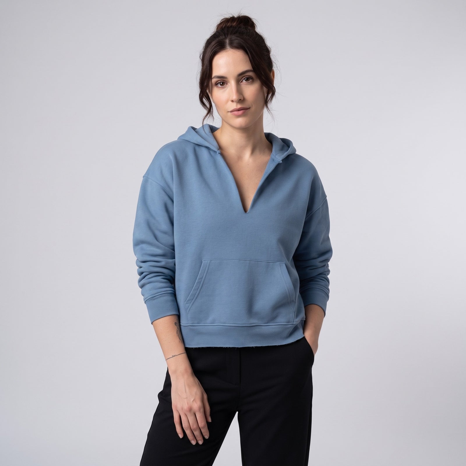 Hoodie boxy original bord brut bleu gris à encolure fendue en V porté par une mannequin CHT'M