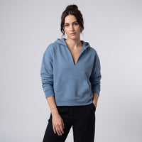 Hoodie boxy original bord brut bleu gris à encolure fendue en V porté par une mannequin CHT'M