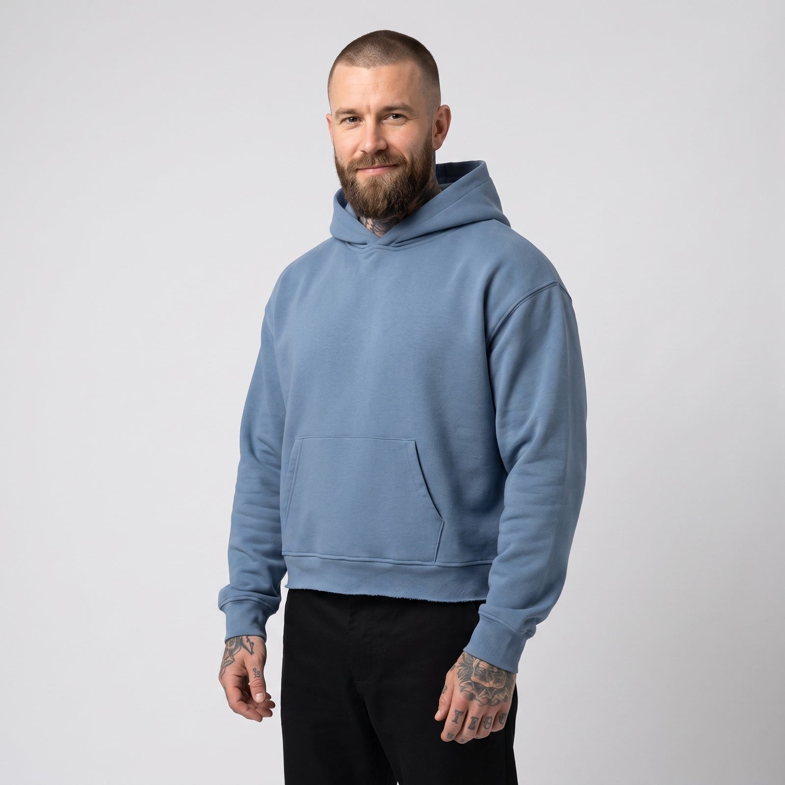 Hoodie boxy original bord brut bleu gris porté par un mannequin CHT'M