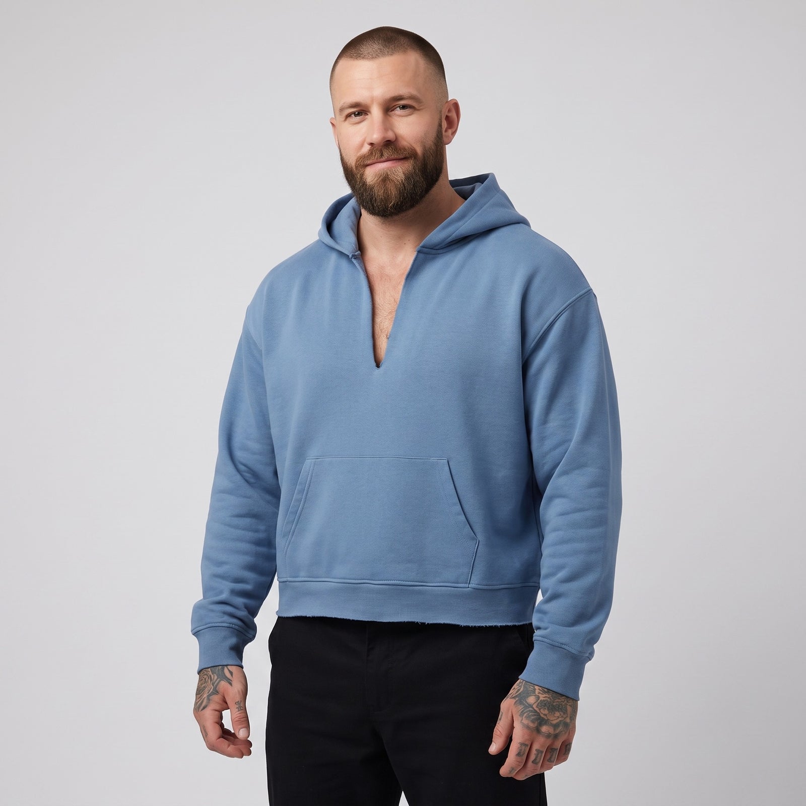 Hoodie boxy original bord brut bleu gris à encolure fendue en V porté par un mannequin CHT'M