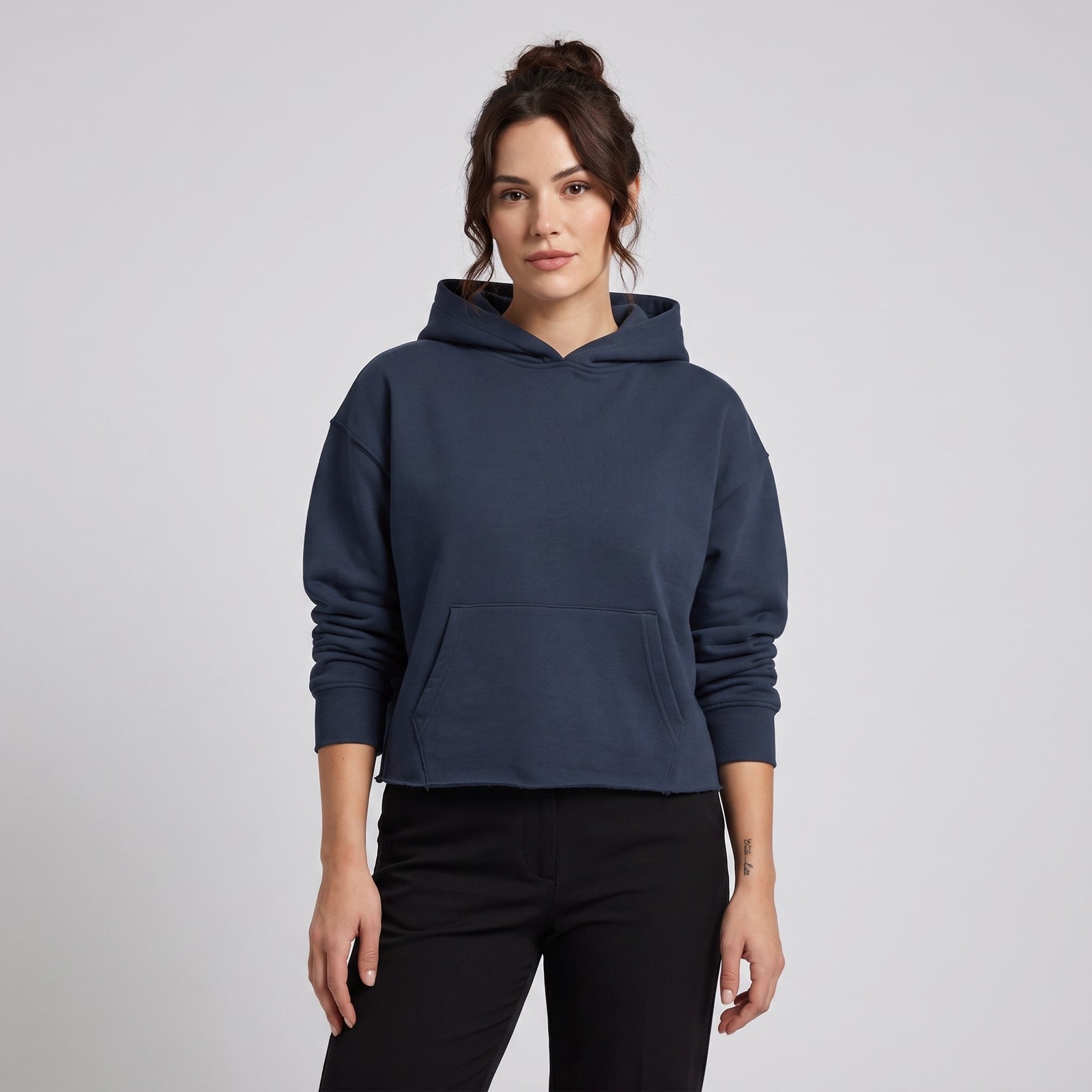 Hoodie boxy original bord brut bleu marine porté par une mannequin CHT'M