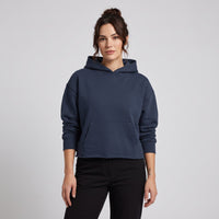 Hoodie boxy original bord brut bleu marine porté par une mannequin CHT'M